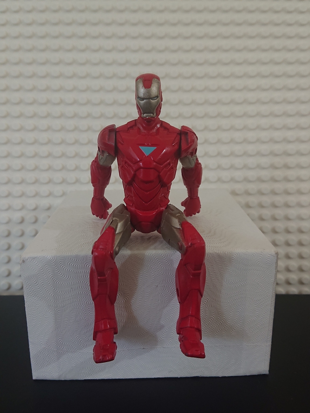 Hasbro Marvel - Sitting Iron Man 3.5" Action Figure - Red / Silver Armor